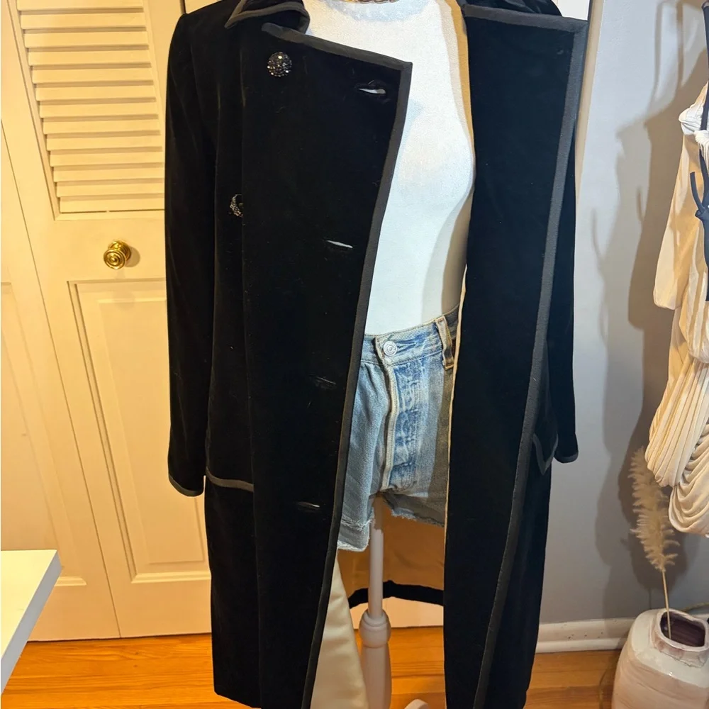 Elegant Black Velvet Women's Coat - Picture 10 of 12